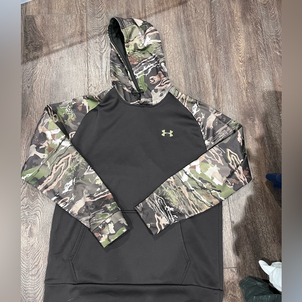 Men’s Large UA hoodie
